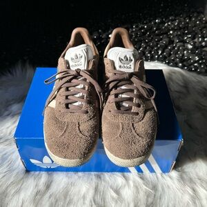 Gazelle Earth Srata Adidas Size 8